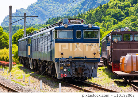 Spring in Annaka City, Gunma Prefecture - Electric locomotive on the fresh green Abt Road 110152002