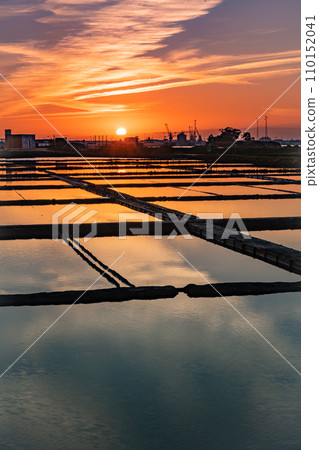 Salt flats of Aveiro at sunset Salt flats of Aveiro at sunset 110152041