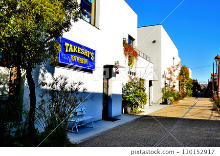 在下北澤站和東北澤站之間的新開發區重新裝載商業設施的風景 110152917