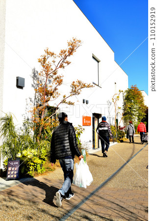 在下北澤站和東北澤站之間的新開發區重新裝載商業設施的風景 110152919