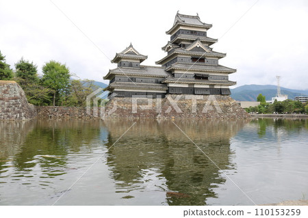 Matsumoto castle reflected on the surface of the water 110153259