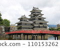 Matsumoto castle reflected on the surface of the water 110153262