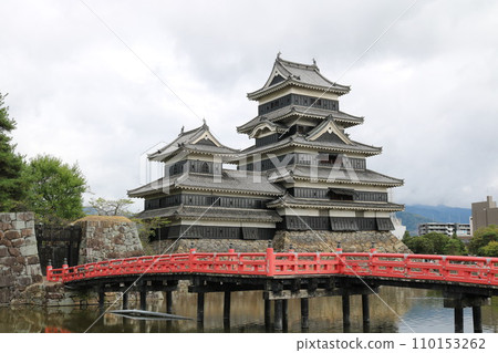 Matsumoto castle reflected on the surface of the water 110153262