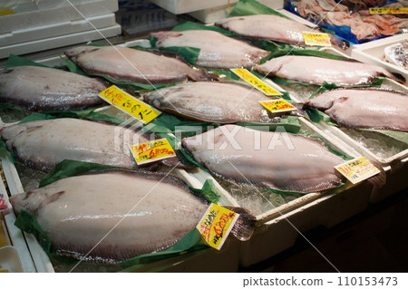 Scenery of the Shiogama Intermediate Wholesale Market at the end of the year: Nameta flounder Scenery of the Shiogama Intermediate Wholesale Market at the end of the year: Nameta flounder 110153473