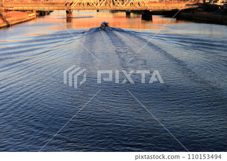 boat ripples 110153494