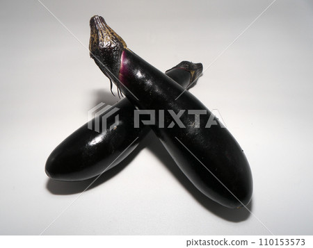 在白色背景上的茄子 110153573