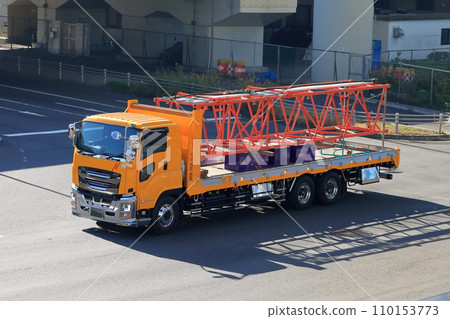 運輸起重機吊臂的卡車 運輸起重機吊臂的卡車 110153773