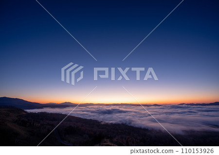 屈斜路湖的藍色時刻和雲海 110153926