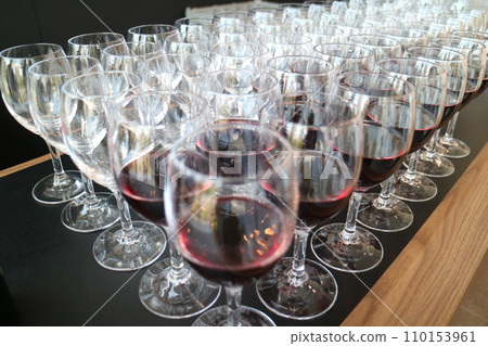 wine glass 110153961