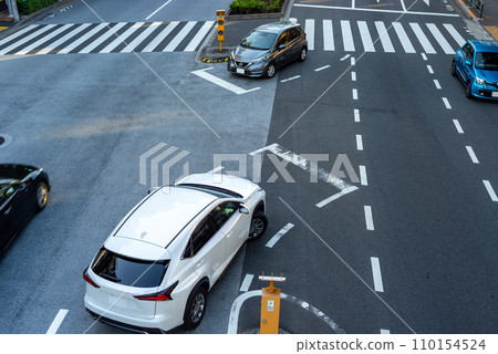 主路交叉口俯視圖 等待右轉的車輛和直行的車輛 A-1 主路交叉口俯視圖 等待右轉的車輛和直行的車輛 A-1 110154524