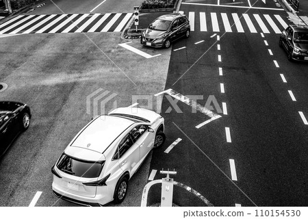 主要道路交叉口的俯視圖 等待右轉的車輛和直行的車輛 A-6 高對比單色 主要道路交叉口的俯視圖 等待右轉的車輛和直行的車輛 A-6 高對比單色 110154530