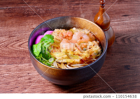 Steam is synthetic. Kakiage soba, soba, and New Year's Eve soba. Soba noodles, soba noodles, mentsuyu, tempura, fried vegetables and shrimp. 110154638