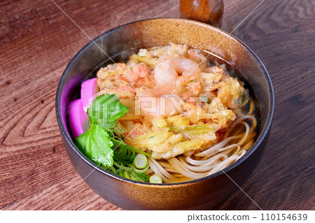 Steam is synthetic. Kakiage soba, soba, and New Year's Eve soba. Soba noodles, soba noodles, mentsuyu, tempura, fried vegetables and shrimp. 110154639
