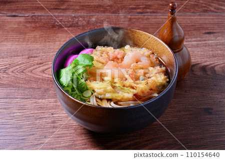 蒸汽是合成的。炸蕎麥麵、蕎麥麵、年夜蕎麥麵。蕎麥麵、蕎麥麵、麵湯、天婦羅、炒蔬菜和蝦。 蒸汽是合成的。炸蕎麥麵、蕎麥麵、年夜蕎麥麵。蕎麥麵、蕎麥麵、麵湯、天婦羅、炒蔬菜和蝦。 110154640
