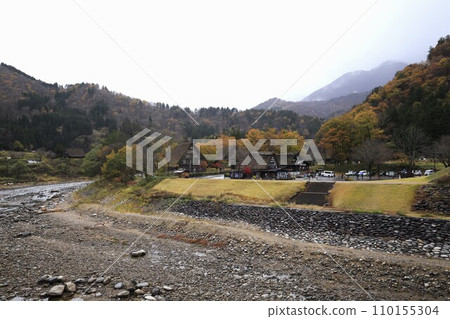 Shirakawa-go, a World Heritage Site, is a gassho-zukuri village that takes advantage of nature and utilizes tradition and wisdom. 110155304