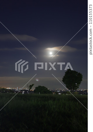 The mid-autumn moon seen from the hill in the park 110155373