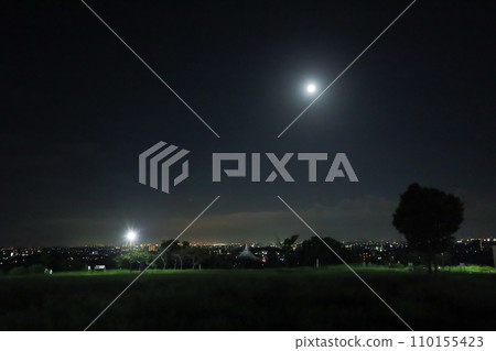 從公園山上看到的中秋月 從公園山上看到的中秋月 110155423