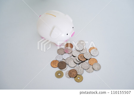 可愛的小豬存錢筒和硬幣 110155507
