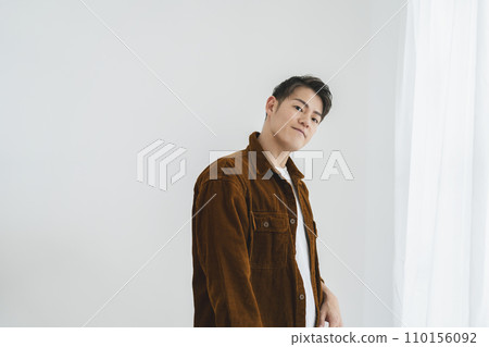 Portrait of a man in his 30s looking at the camera 110156092