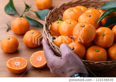 Taste of winter: Very sweet and delicious small mandarin oranges, Unshu mandarin oranges 110156630