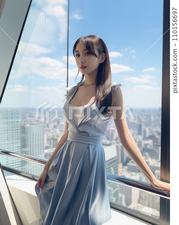 一個女人站在摩天大樓的觀景台上 一個女人站在摩天大樓的觀景台上 110156697