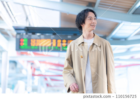 Young man walking at the station Photography provided by Keio Electric Railway Co., Ltd. 110156725