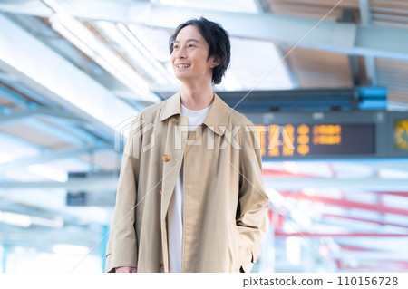 Young man walking at the station Photography provided by Keio Electric Railway Co., Ltd. 110156728
