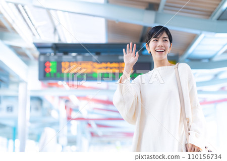 Young woman walking at the station Photography cooperation "Keio Electric Railway Co., Ltd." 110156734