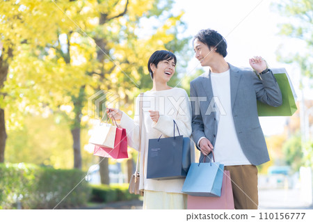 Young couple shopping 110156777