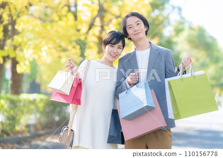 年輕夫婦購物 110156778
