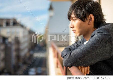 一個悲傷的人的圖像剪切 一個悲傷的人的圖像剪切 110157699