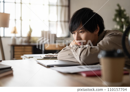 穿著休閒裝的酷男人肖像 110157704