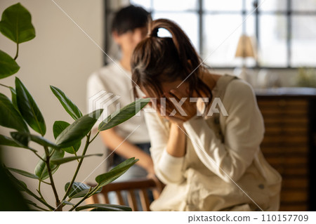 一個悲傷的人的圖像剪切 110157709