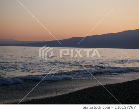 浪潮在沙灘上擊敗 浪潮在沙灘上擊敗 110157767