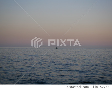 在海上日落 在海上日落 110157768