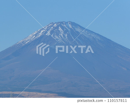 在藍天閃耀的積雪的富士山 110157811