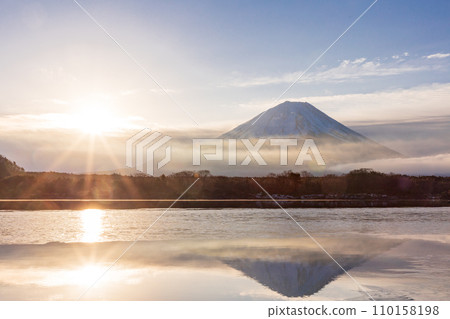 (山梨縣)從精進湖看到的富士山日出 (山梨縣)從精進湖看到的富士山日出 110158198