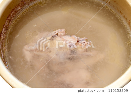 用雞骨頭熬煮的雞湯 110158209