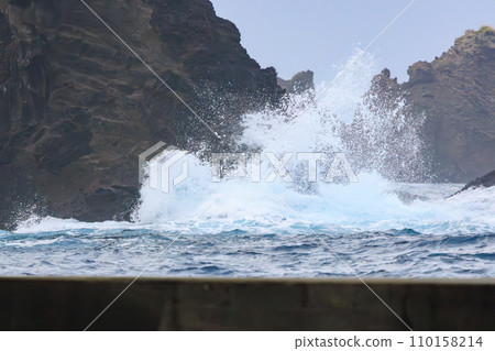 希里佐海灘 (Hirizo Beach) 因颱風海浪而遭到破壞。靜岡縣伊豆半島加茂郡南伊豆町中木港。拍攝於 2023 年 10 月 1 日。 110158214