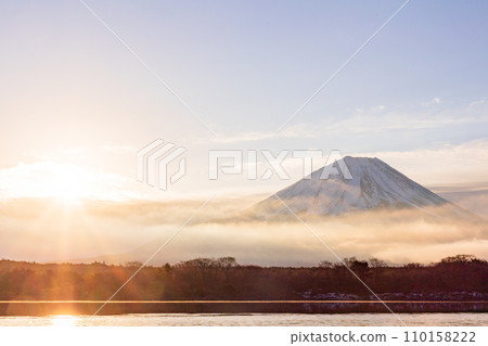 (Yamanashi Prefecture) Mt. Fuji sunrise seen from Lake Shoji 110158222