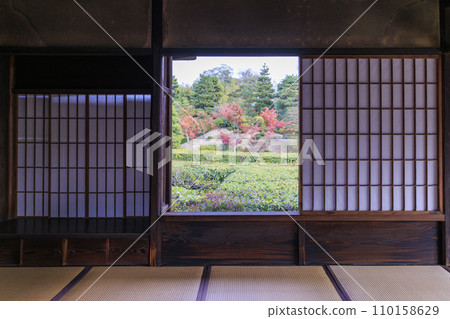 映照著秋葉的日本庭園(京都桂浦裡久) 映照著秋葉的日本庭園(京都桂浦裡久) 110158629