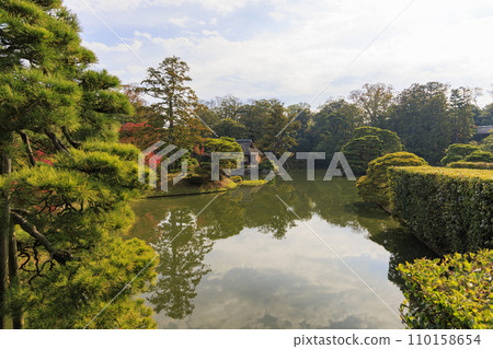 Japanese garden that shines in autumn leaves (Kyoto Katsura Imperial Villa) Japanese garden that shines in autumn leaves (Kyoto Katsura Imperial Villa) 110158654