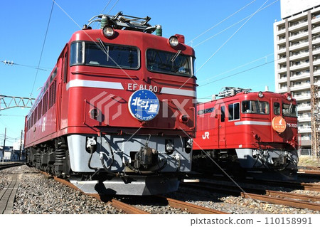 EF81型電力機車（北斗星張貼）和ED75型電力機車（Yuzuru張貼）在車輛段排列 110158991