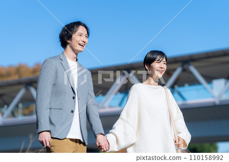 約會的年輕夫婦 110158992