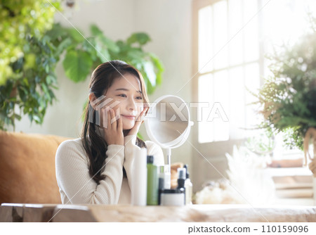 Beauty image of a woman looking in the mirror 110159096