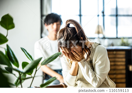 一個悲傷的人的圖像剪切 110159113