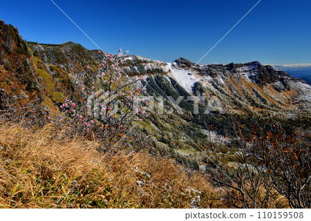 從滑草山道看到的淺山外緣被薄雪覆蓋 110159508