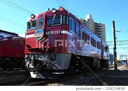 ED75 electric locomotive No. 757 parked at the depot (Akebono head mark posted) ED75 electric locomotive No. 757 parked at the depot (Akebono head mark posted) 110159630