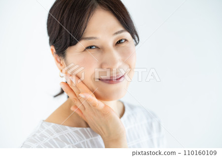 Middle-aged women's beauty 110160109