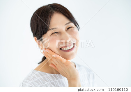 Middle-aged women's beauty 110160110